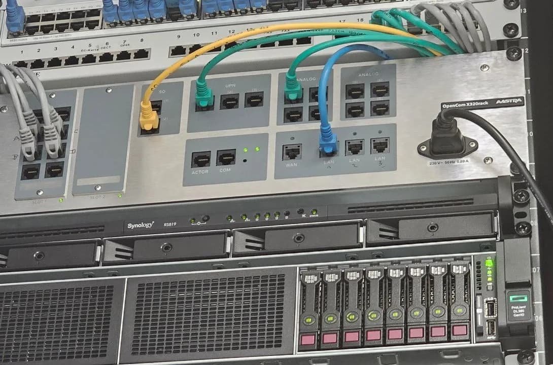Serverschrank mit Telefonanlage, Synology-Datensicherung und Server