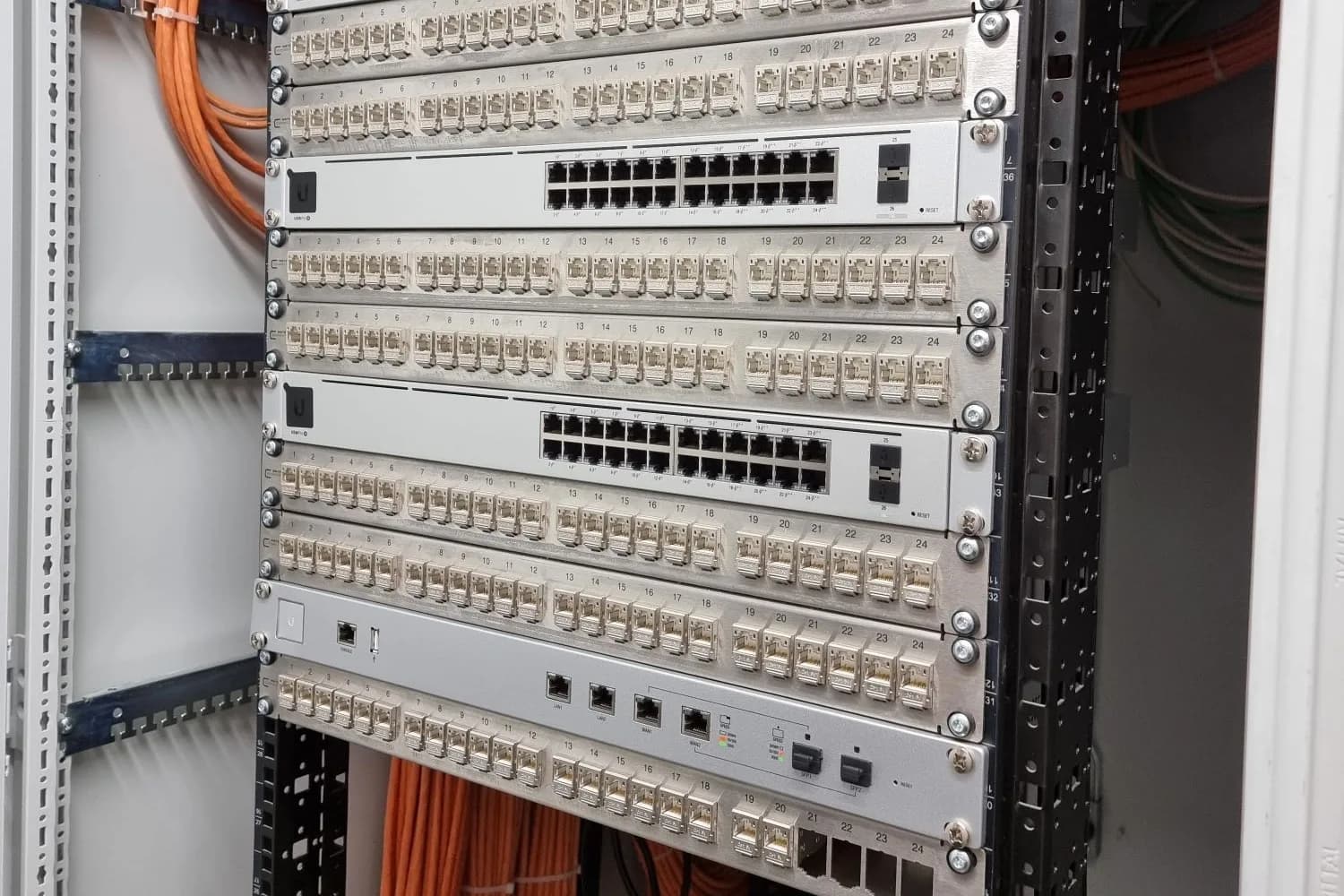 Netzwerkschrank mit Switches, beschrifteten Patchfeldern und unten dem Security Gateway